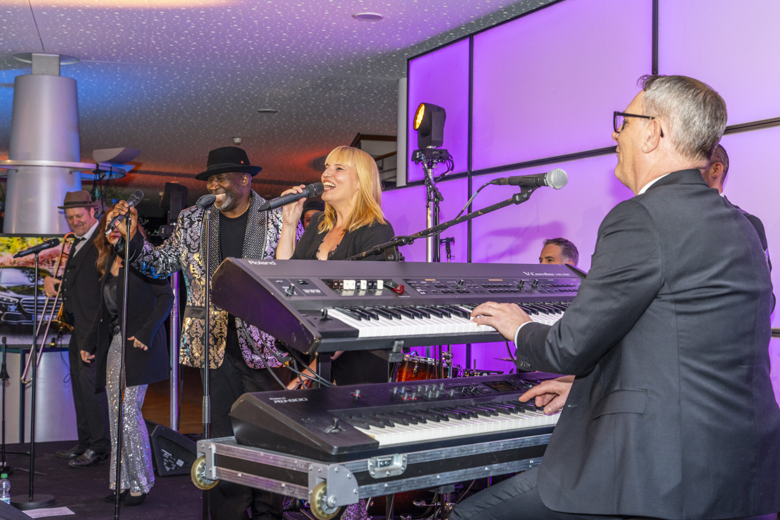 Fresh & Cool Funk & Soul Cover Band