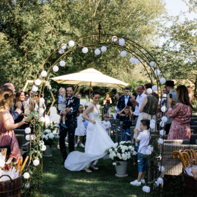 Auszug eines jubelndes Hochzeitspaares