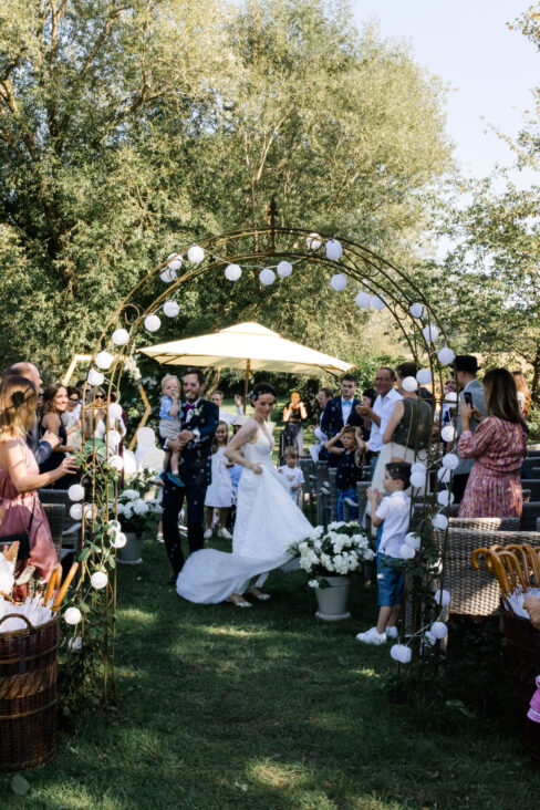Auszug eines jubelndes Hochzeitspaares