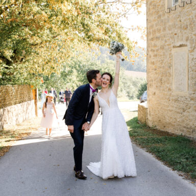 Jubelndes Hochzeitspaar auf dem Weg zur Party