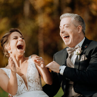 Brautpaar bei einer freien Trauung mit lachenden Gesichtern voller Freude über den Inhalt der Traurede