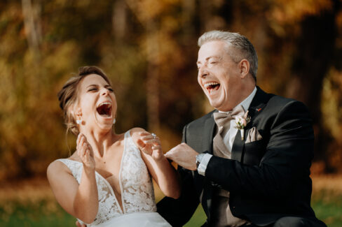 Brautpaar bei einer freien Trauung mit lachenden Gesichtern voller Freude über den Inhalt der Traurede