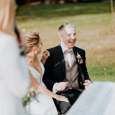 Brautpaar mit lachenden Gesichtern liebevoll zugewandt