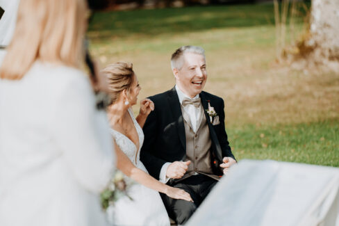 Brautpaar mit lachenden Gesichtern liebevoll zugewandt