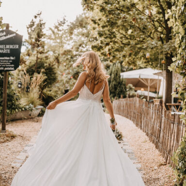 Braut mit Hochzeitskleid