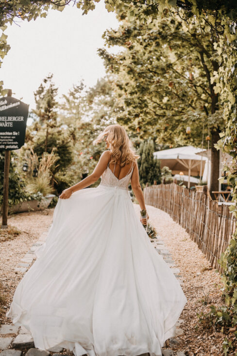 Braut mit Hochzeitskleid