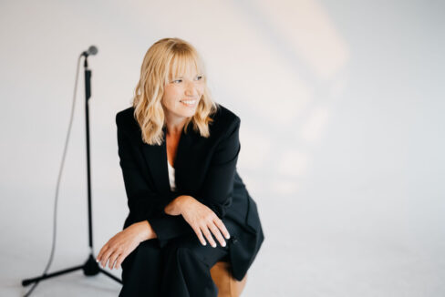 Jutta Mesch Sängerin mit Mikrofonständer im Hintergrund