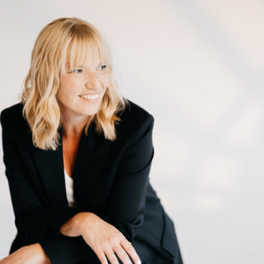 Jutta Mesch Sängerin mit Mikrofonständer im Hintergrund