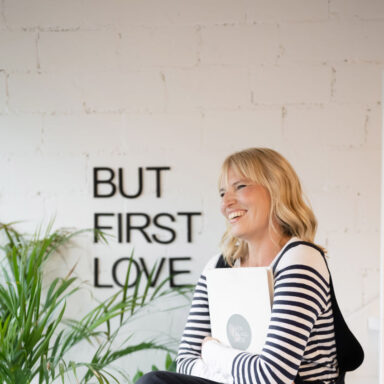 Jutta Mesch sitzt auf Treppe mit Traurednermappe