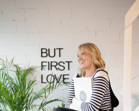 Jutta Mesch sitzt auf Treppe mit Traurednermappe