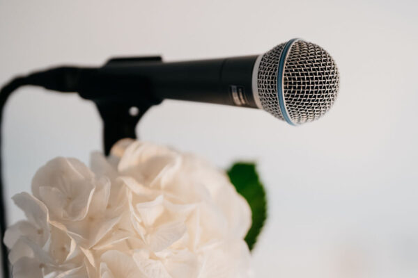 Mikrofon in Szene gesetzt mit weißer Blume